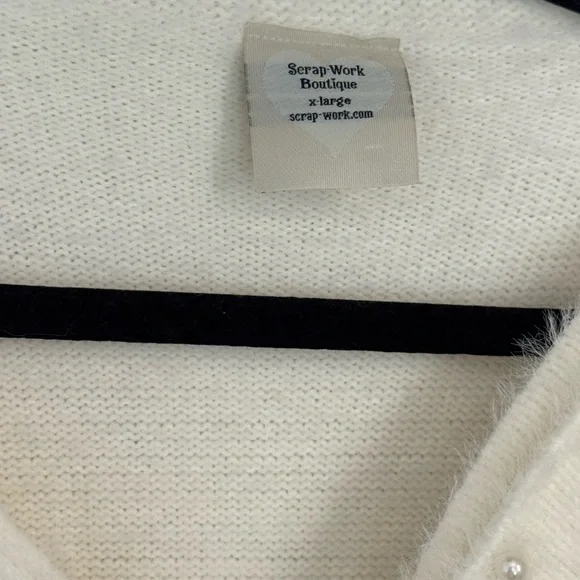 Elegant White Sweater with Pearl Accents - Picture 3 of 3